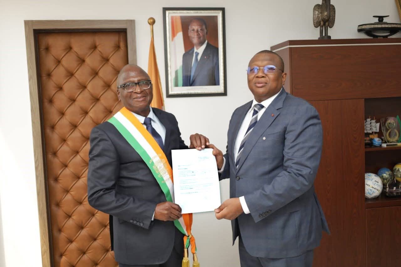 Côte d'Ivoire: le ministre Amadou Coulibaly remet ses attributs de Député à son suppléant