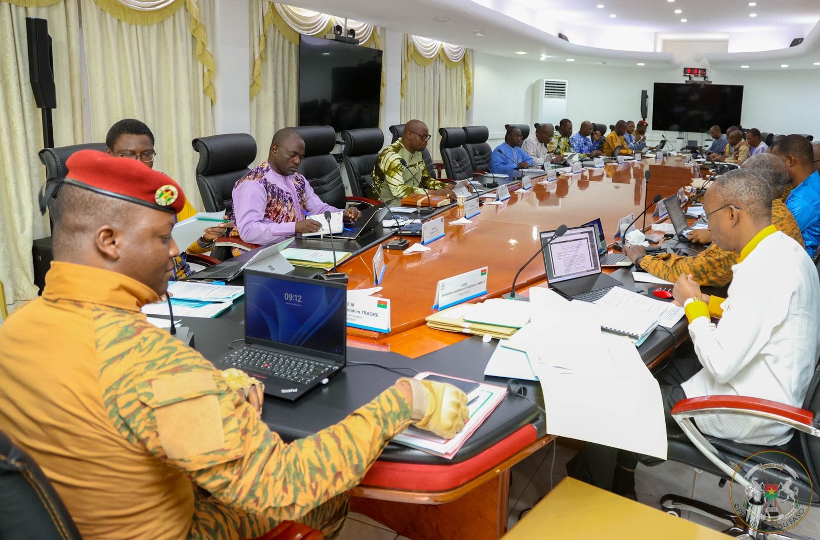 Burkina Faso : le gouvernement généralise l’usage du terme « camarade » dans l’administration