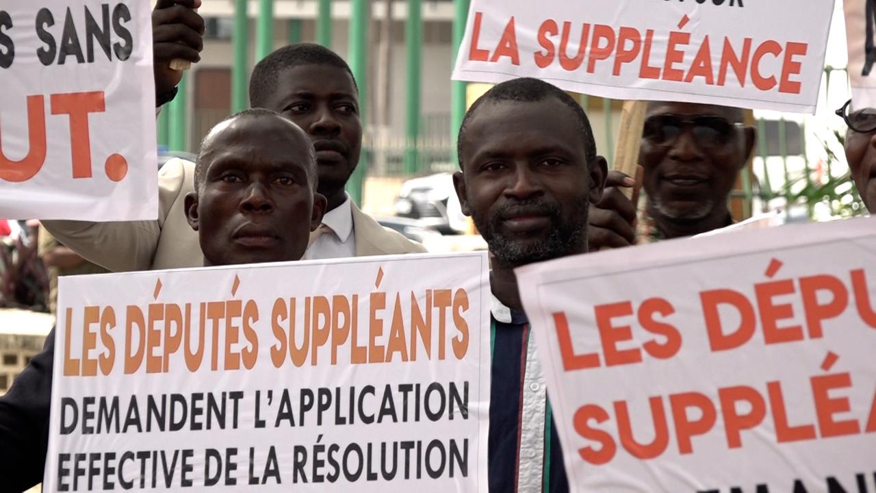 Côte d’Ivoire : des députés suppléants réclament un statut juridique lors d’un sit-in