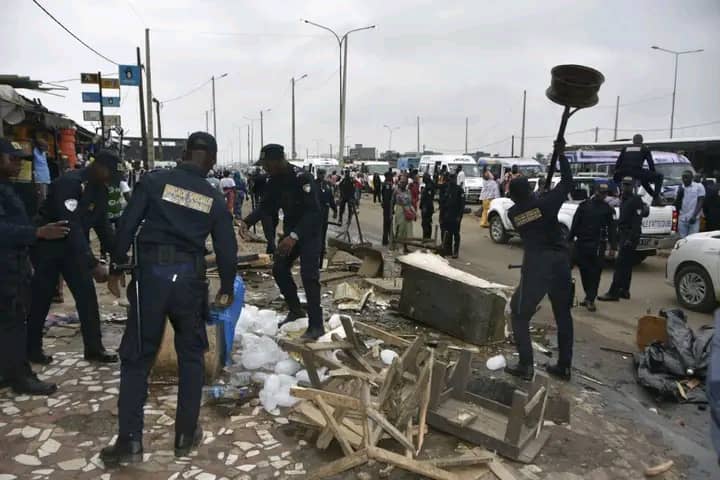 Lutte contre le désordre urbain à Abidjan : une opération sans heurts à Abobo, sous haute tension à Adjamé