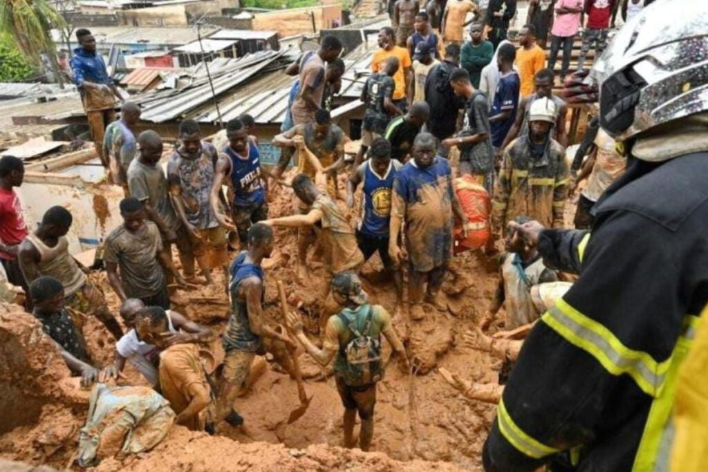 Fortes pluies : Abidjan paralysée par des inondations et glissements de terrain