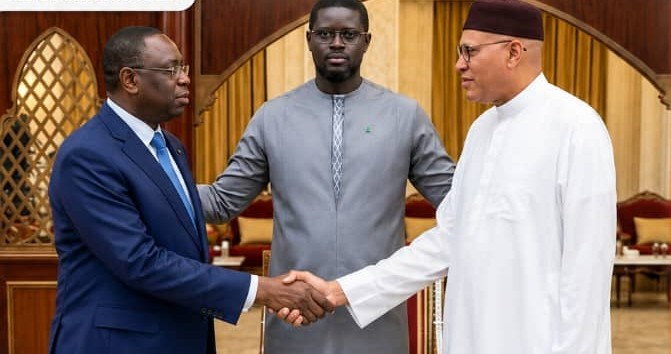 Sénégal : les poignées de main entre Karim Wade, Macky Sall et Diomaye ravivent le débat