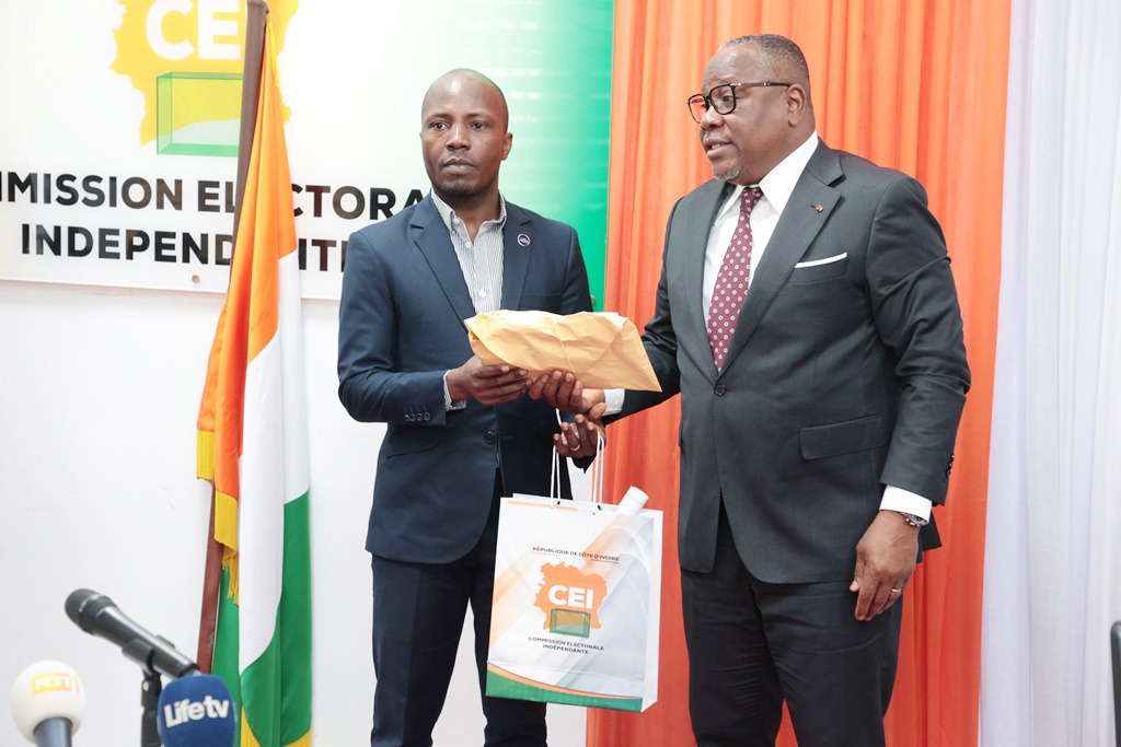 Présidentielle ivoirienne : remise des kits de collecte de signatures
