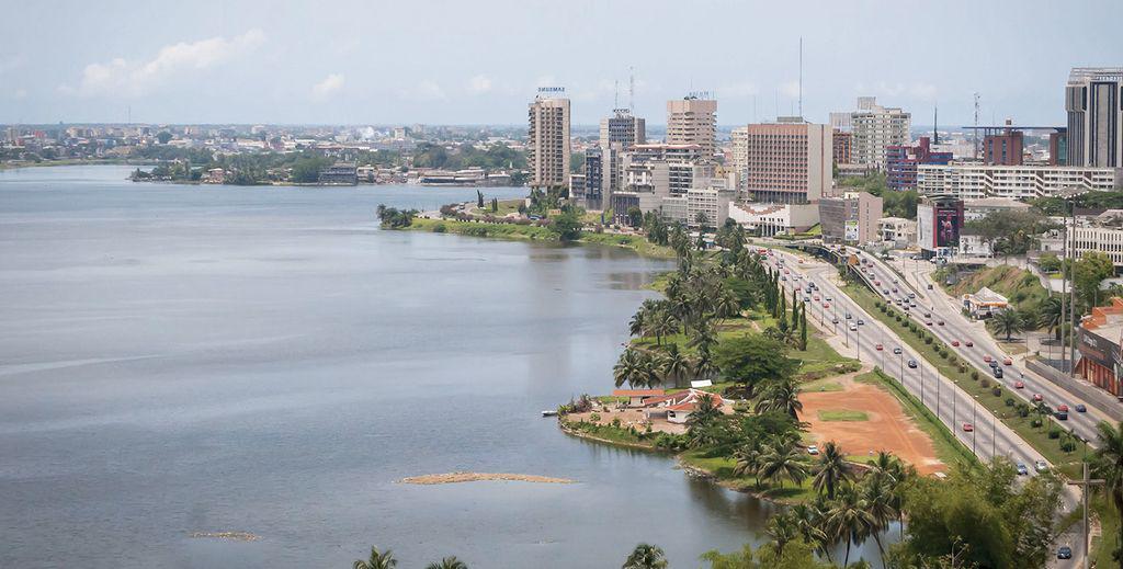 Un homme se jette dans la lagune ébrié d'Abidjan (Témoins)