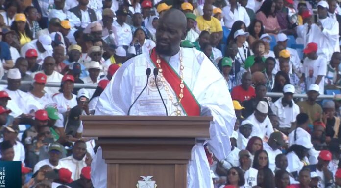 Mamadi Doumbouya investi président de la Guinée en présence de huit chefs d’Etat