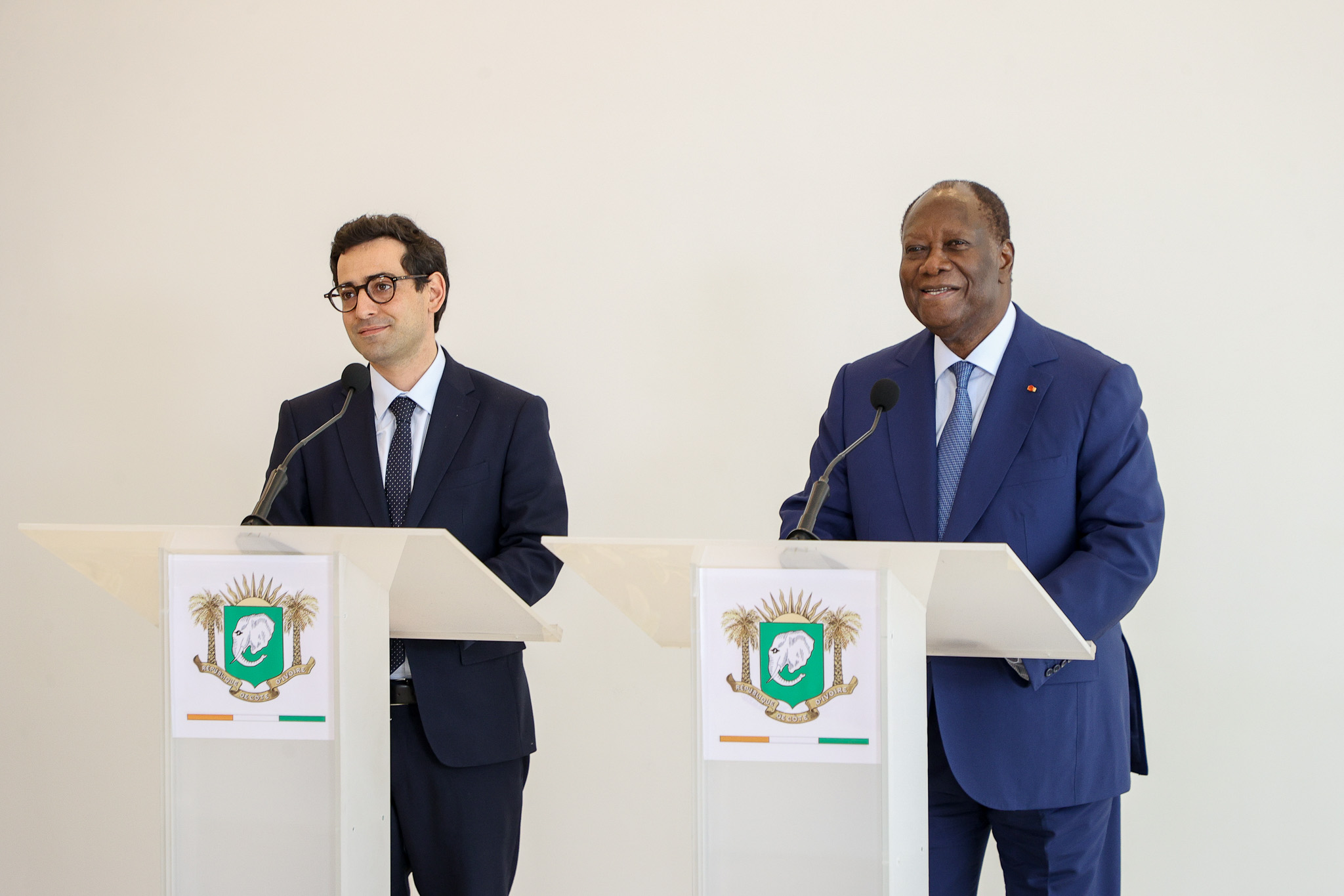 Les nouvelles relations entre la Côte d’Ivoire et la France évoquées à Abidjan par Ouattara et Séjourné