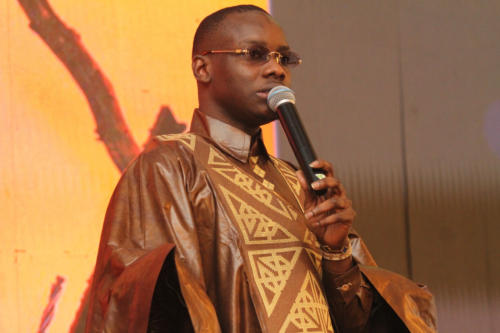 Sidiki Diabaté rend hommage à Alassane Ouattara à travers “Bâtisseur”