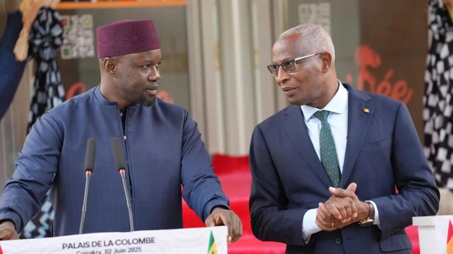 Sonko et Doumbouya évoquent la gestion des ressources naturelles de la Guinée et du Sénégal