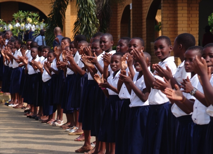 Côte d’Ivoire : les jupes des élèves filles fixées à 11 cm au-dessus de la cheville